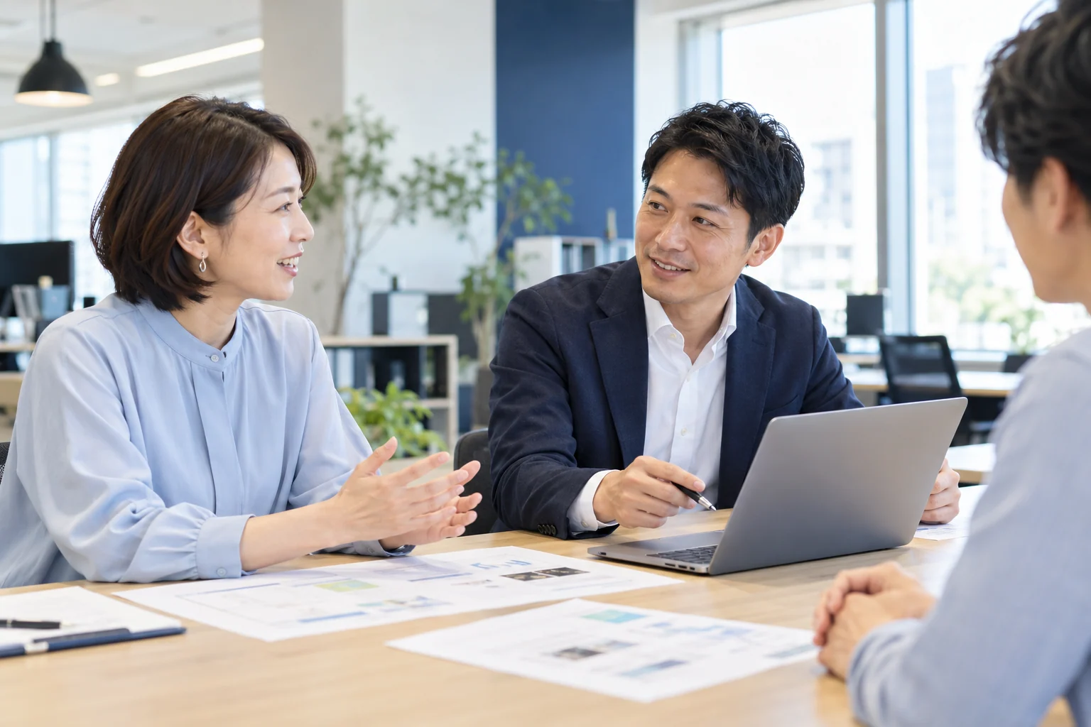 相談者と支援者が対話するイメージ（AI生成）